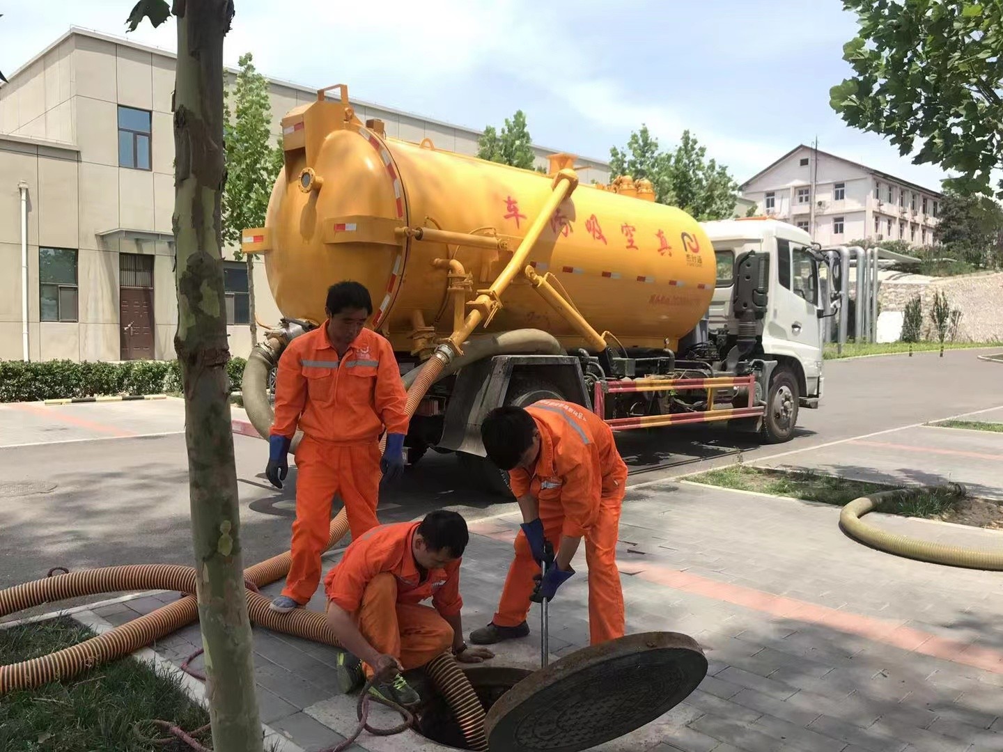 公坡镇管道疏通车停在窨井附近