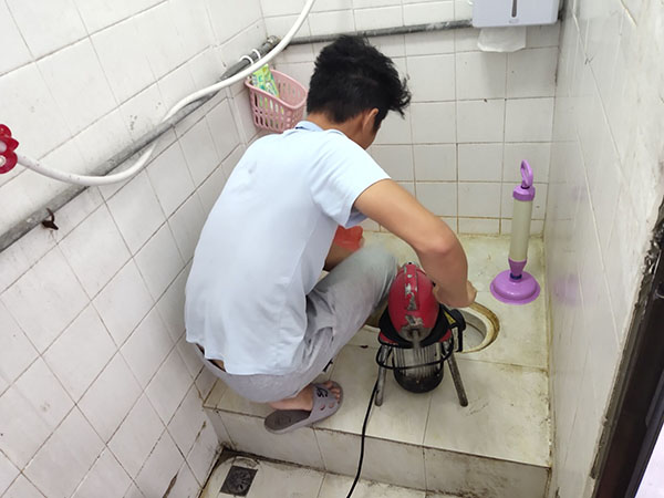 公坡镇管道堵塞冒臭气 专业师傅现场解决问题