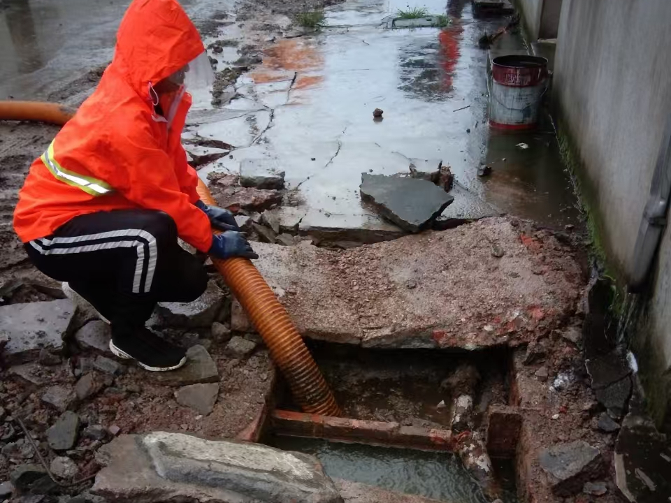 公坡镇专业清理污水池 炜誉市政以规范流程守护城市 “肠道”